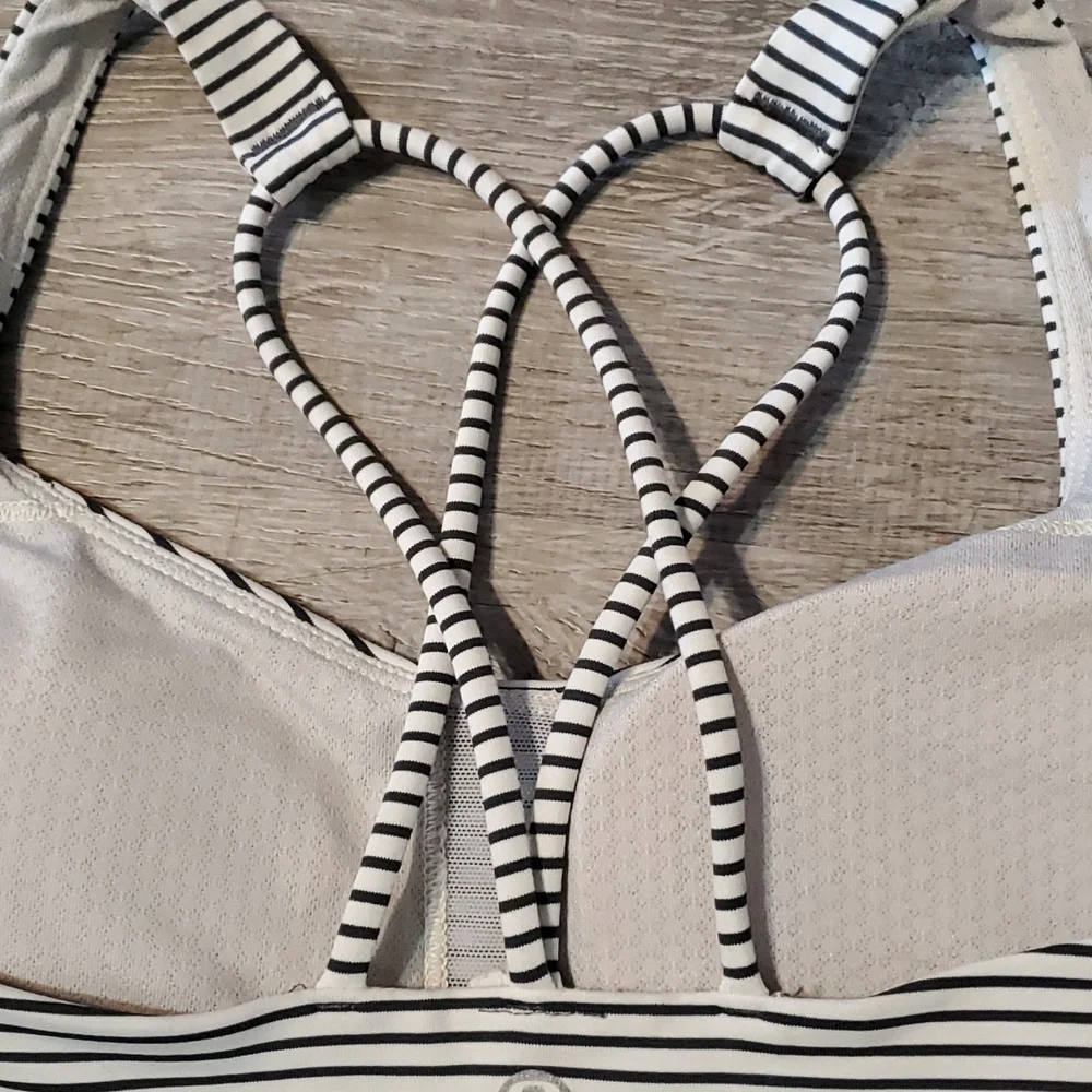 *SOLD* Lululemon Free to Be Hyper Stripe Bra 4 - Picture 5 of 5